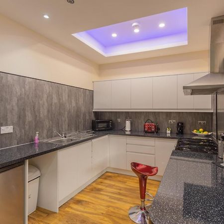 New 3-Bedroom Apartment Close To City Centre เอดินบะระ ภายนอก รูปภาพ