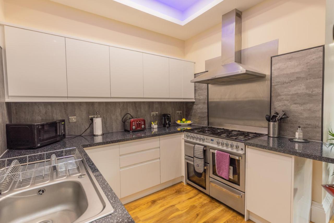 New 3-Bedroom Apartment Close To City Centre เอดินบะระ ภายนอก รูปภาพ