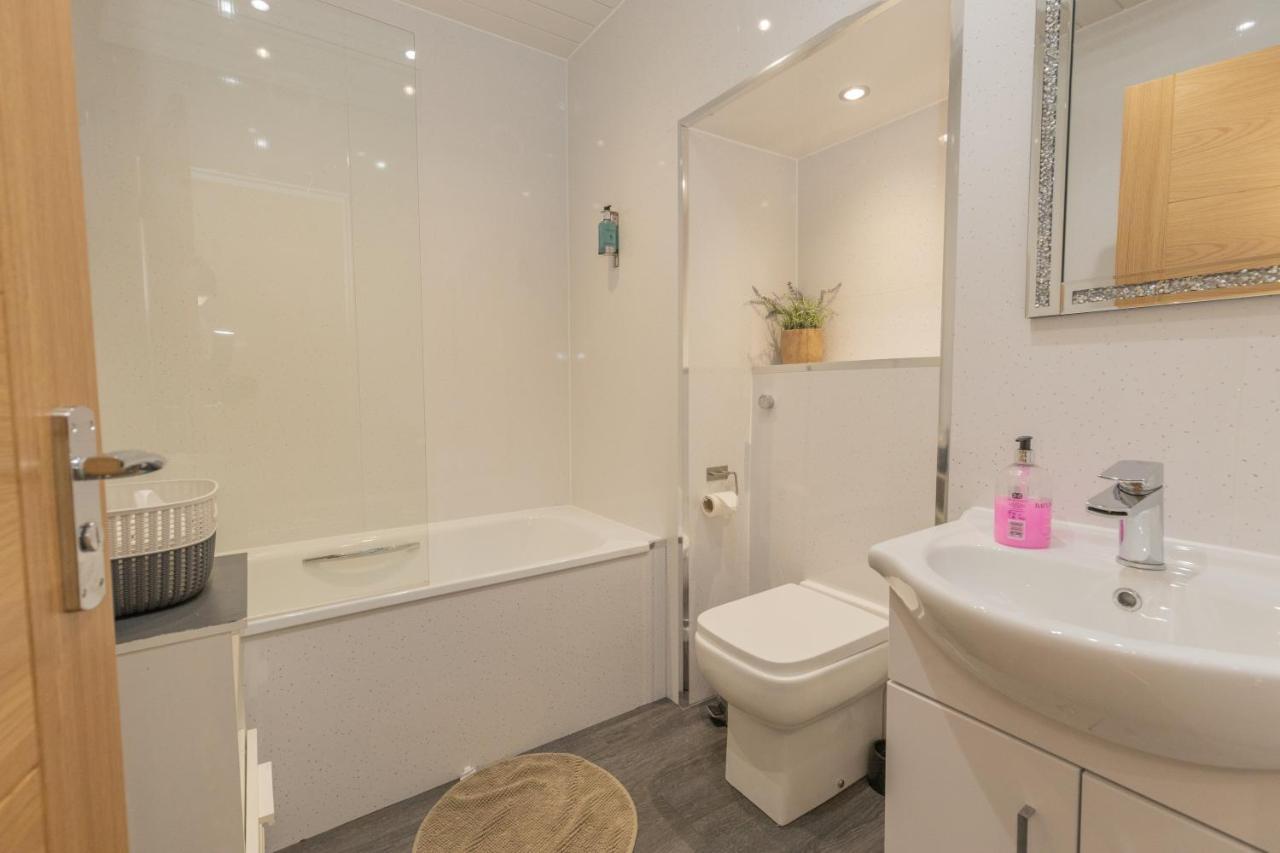 New 3-Bedroom Apartment Close To City Centre เอดินบะระ ภายนอก รูปภาพ