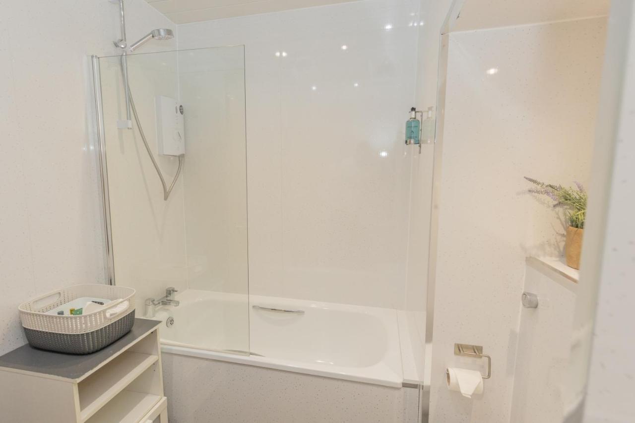 New 3-Bedroom Apartment Close To City Centre เอดินบะระ ภายนอก รูปภาพ
