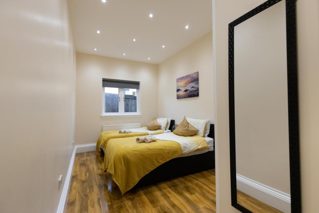 New 3-Bedroom Apartment Close To City Centre เอดินบะระ ภายนอก รูปภาพ