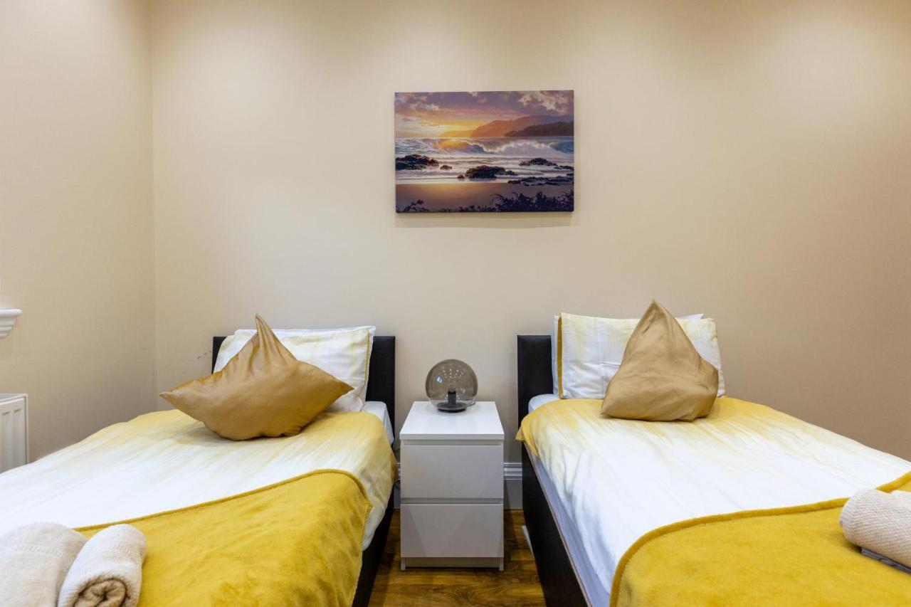 New 3-Bedroom Apartment Close To City Centre เอดินบะระ ภายนอก รูปภาพ